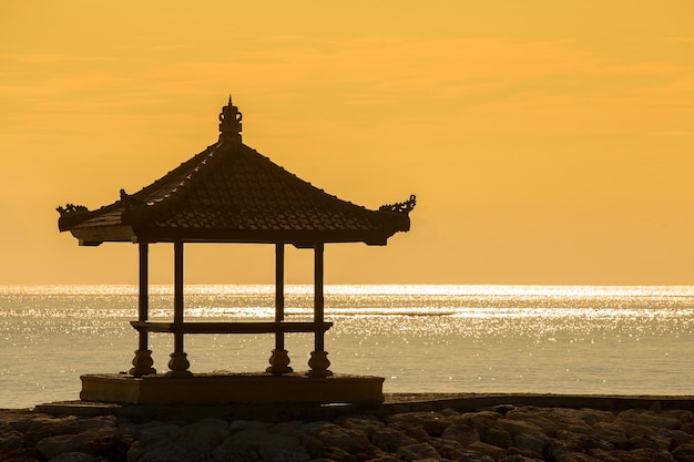 Pavillon am tropischen Strand bei Sonnenaufgang Die Insel Bali Sanur Indonesien