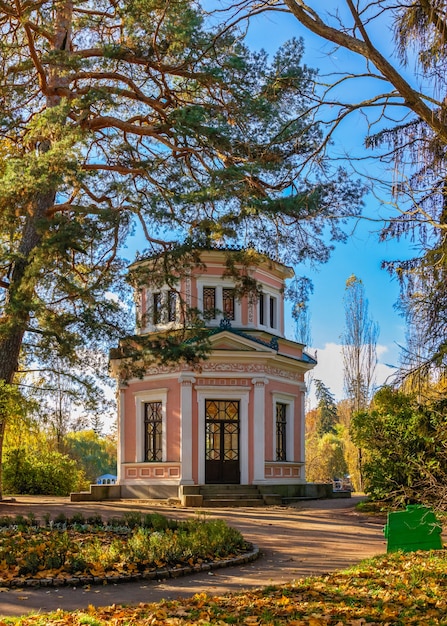 Pavillon auf der Insel Anti Circe im Sofievsky Arboretum oder Sofiyivsky Park in Uman, Ukraine, an einem sonnigen Herbsttag