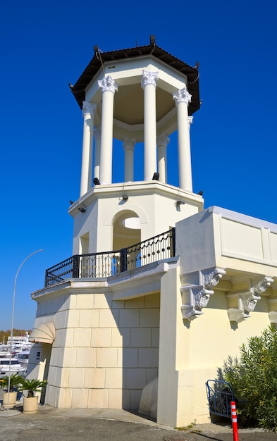 Pavillon der Seestation Sotschi Rotunde auf einem Sockel im antiken Stil gegen den blauen Himmel