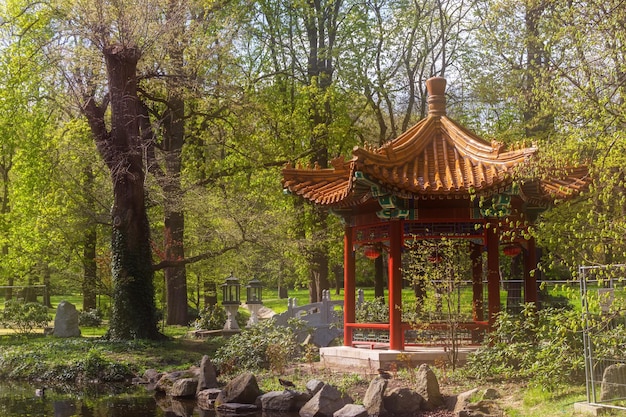 Pavillon im japanischen Stil in einem dichten grünen Park