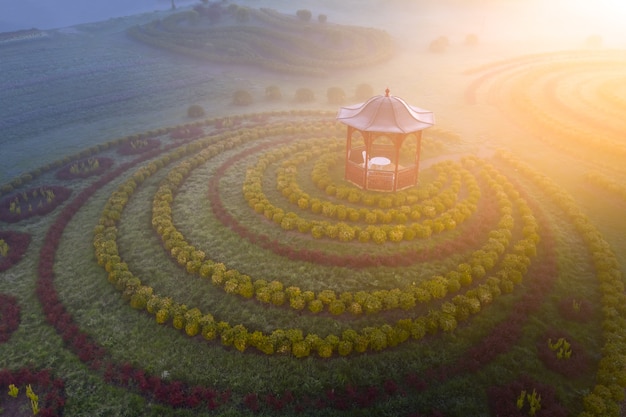 Pavillon im Park im Morgengrauen, ein großartiger Ort zum Entspannen, Meditation und Morgengymnastik