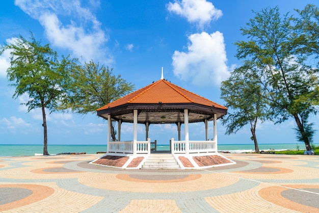 Pavillon mit Seestrandhintergrund in Songkla, Thailand