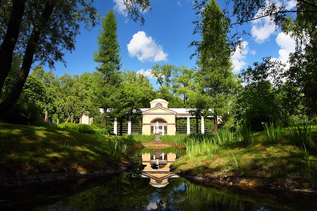 Pavillon mit Skulptur im Park