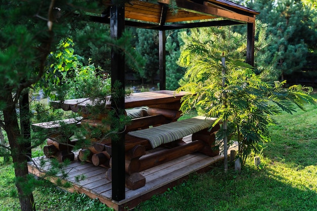 Pavillon zum Entspannen mit einem großen Unternehmen. Landschaftsgestaltung in der Nähe des Hauses. Im Frühling im Freien