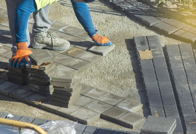 Foto pavimentação de caminhos de tijolos de jardim por um pavimentador profissional