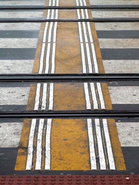 Foto pavimentación táctil de cruce de peatones en la calle para personas ciegas discapacitadas