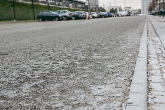 Pavimento asfáltico da rodovia O revestimento não é novo desmoronando gradativamente