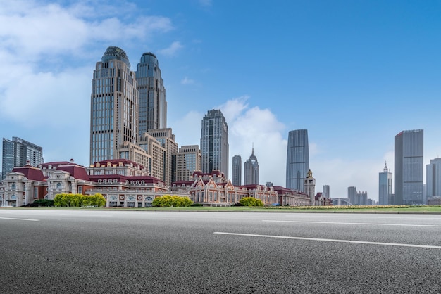 Pavimento asfáltico e horizonte de edifícios urbanos