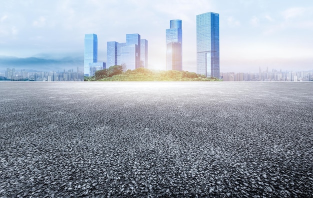 Un pavimento de asfalto no tripulado con cielo azul y edificios en el fondo