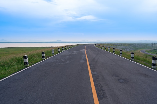 Pavimento carretera asfaltada vista conduce al horizonte en Pasak Chonlasit Dam hermoso paisaje de carretera