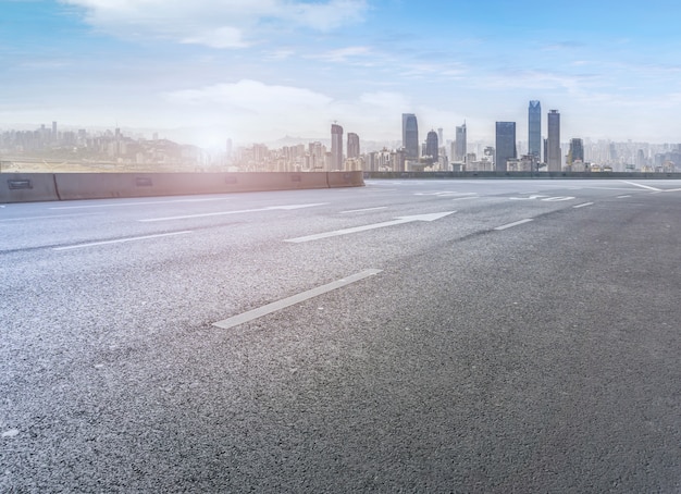 Pavimento de carretera y horizonte de la ciudad