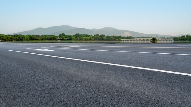 Pavimento de carreteras y paisaje natural del paisaje