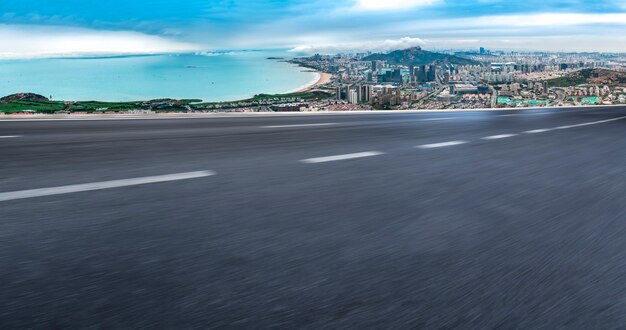 Pavimento de asfalto rodoviário e horizonte arquitetônico da cidade