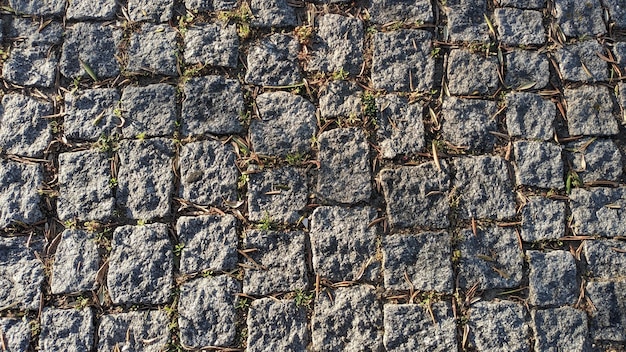 El pavimento está hecho de adoquines, granito y piedra natural.