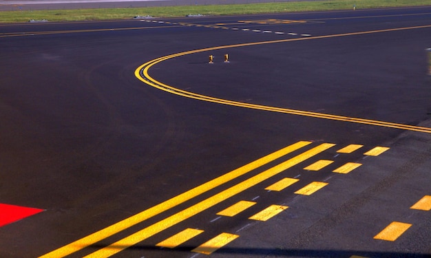 Foto pavimento del estacionamiento en el aeropuerto con líneas amarillas recién pintadas para marcar los puestos