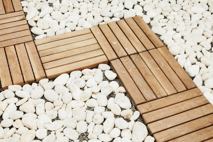 pavimento de madera con guijarros blancos