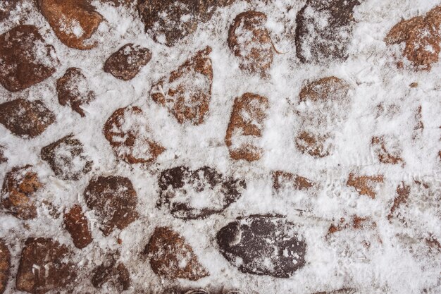 Pavimento de piedra antiguo cubierto de nieve en invierno