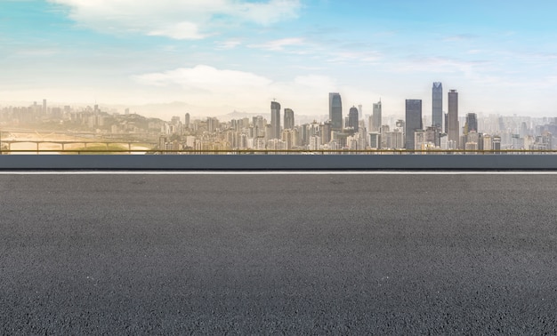 Pavimentos rodoviários e horizonte da cidade
