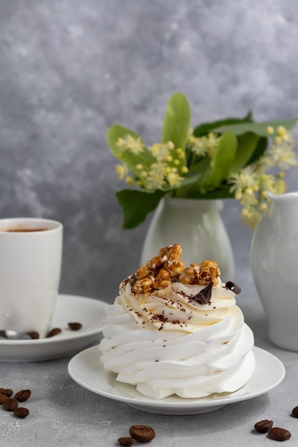 Pavlova-Baiser-Kuchen mit Schlagsahne und frischen Erdbeerminzblättern Selektiver Fokus