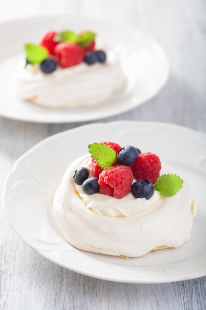 Pavlova Baiserkuchen mit Sahne und Beeren