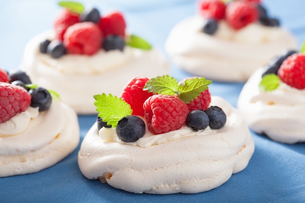 Pavlova Baiserkuchen mit Sahne und Beeren