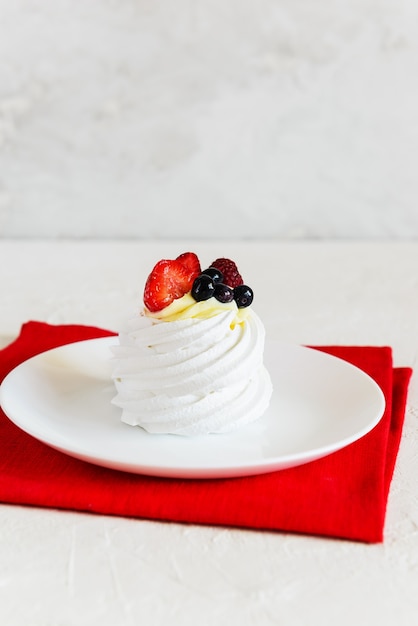 Pavlova Dessert für die Weihnachtszeit