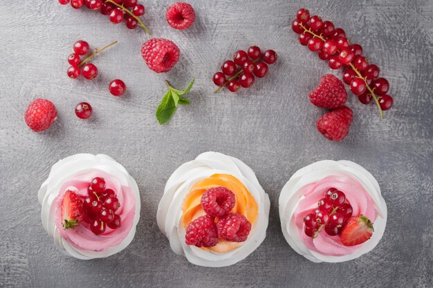 Pavlova-Dessert mit Beeren