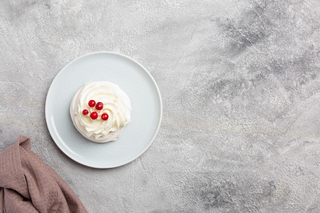 Pavlova é um bolo à base de merengue coberto com frutas e chantilly