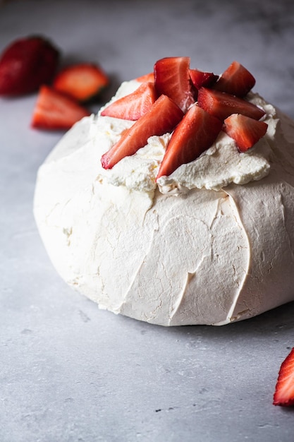 Pavlova de frutas de verano famoso postre australiano de claras de huevo batidas al horno y relleno de queso crema con fresas