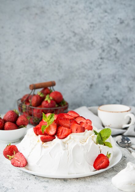 Pavlova-Kuchen mit Baiser und frischen Erdbeeren auf hellem Hintergrund, selektiver Fokus, Kopierraum