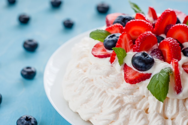 Foto pavlova-kuchen mit erdbeeren, blaubeeren