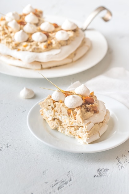 Pavlova-Kuchen mit Karamell und Mandeln