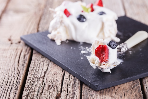 Pavlova-Meringekuchen mit Sahne und Beeren