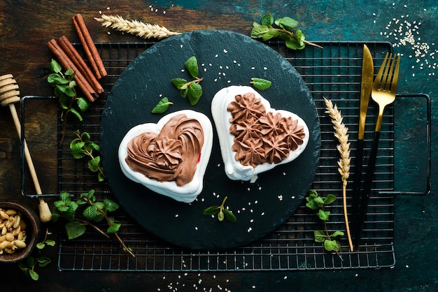 Pavlovs Dessert Bizet-Kuchen mit Schokolade Süßigkeiten Draufsicht Rustikaler Stil
