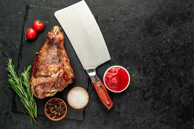 Pavo al horno pierna de pavo con romero sobre una mesa de piedra