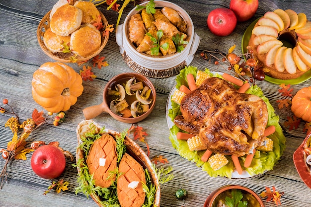 Pavo asado adornado con muchos platos sobre la mesa.