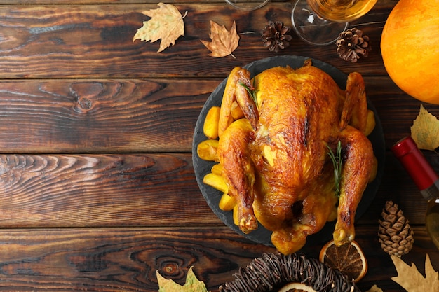 Pavo asado del día de acción de gracias en la mesa de madera