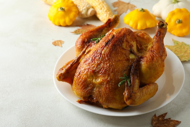 Pavo asado del día de acción de gracias en la mesa con textura blanca