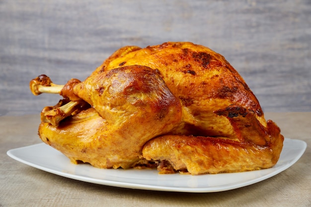 Pavo crujiente al horno en un plato blanco para el Día de Acción de Gracias o Navidad.