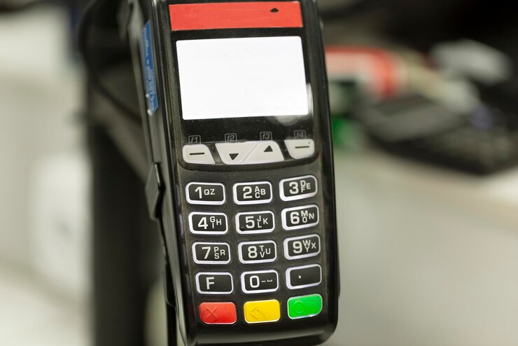 Foto pay pass terminal de pago con tarjeta o teléfono inteligente de cerca en una tienda o restaurante
