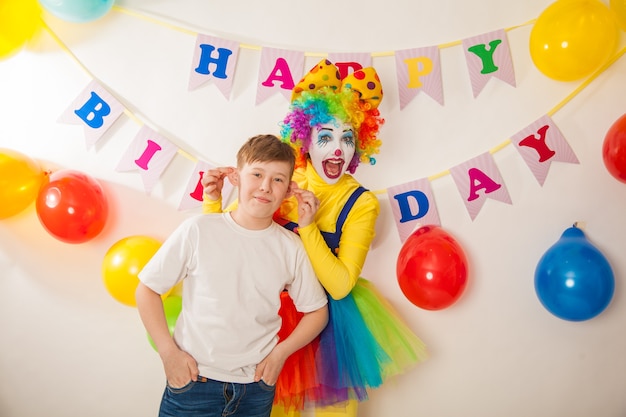 Payaso alegre chica de vacaciones con un niño