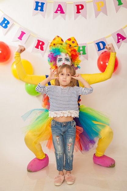 Foto payaso alegre en las vacaciones muestra emociones con la cumpleañera