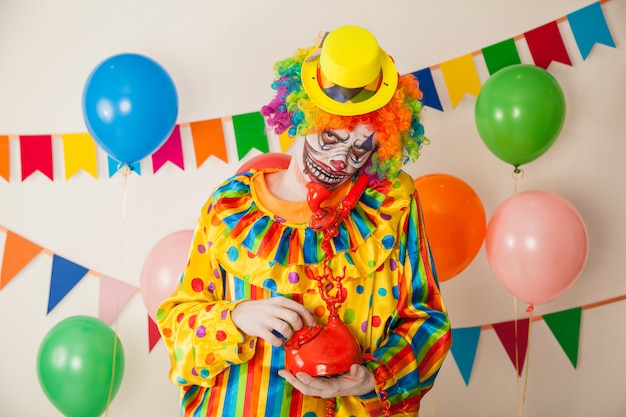 Foto payaso aterrador en una fiesta colorida