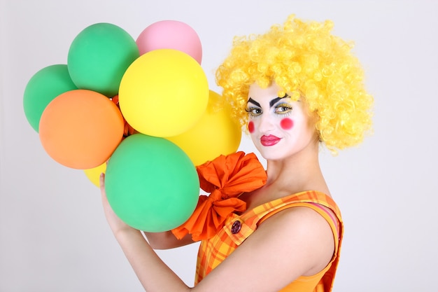 Payaso divertido disfrazado con globos de colores