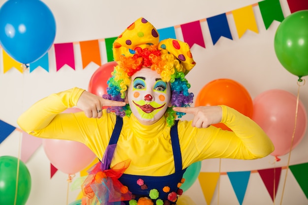 Payaso divertido en una fiesta colorida