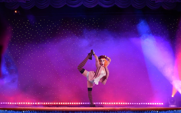 Foto payaso en un elegante escenario de teatro listo para la actuación