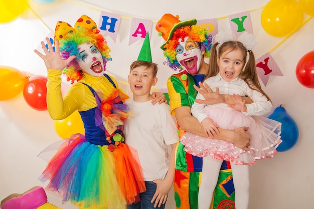 Foto payasos emocionales alegres en unas vacaciones con una niña muestran emociones