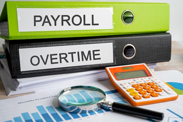 Payroll und Overtime Binder Data Finance Report Business mit Diagrammanalyse im Büro