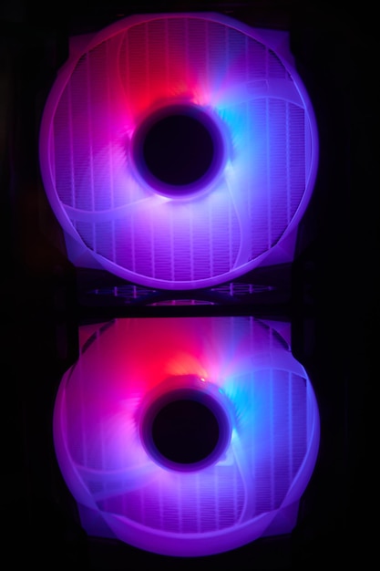PC bonito com coolers com luz de fundo do arco-íris