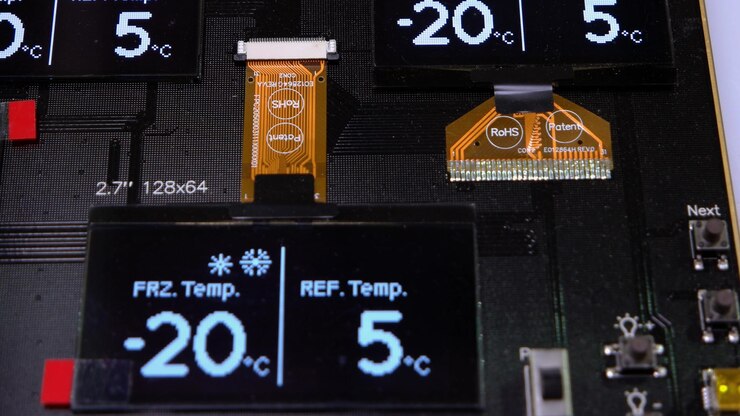 Foto pc de computadora con pantalla gráfica y detalles de chips de información meteorológica con pantallas
